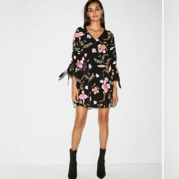 Express Black Floral V-Neck 3/4 Sleeve Shift Mini Dress with Tie Detail - Size M - Picture 1 of 10